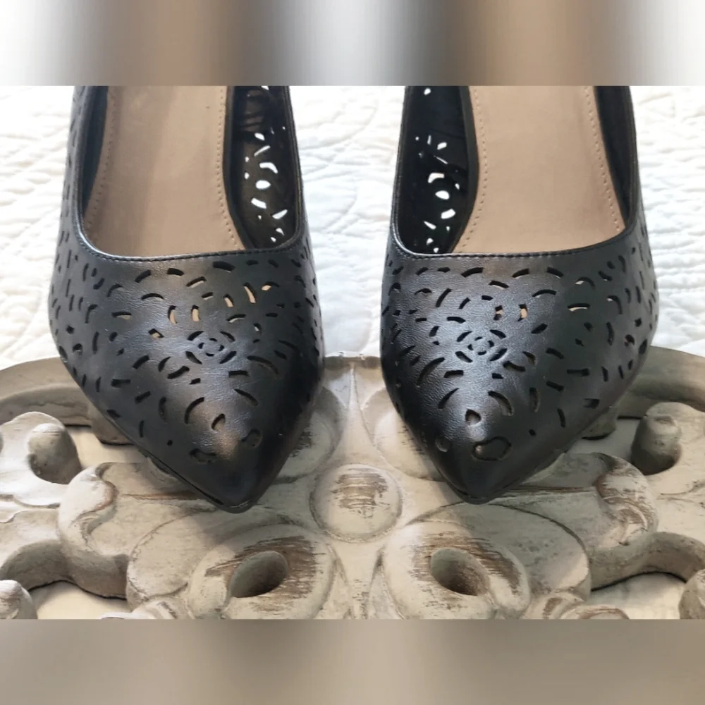 NWOT Report black heels.
